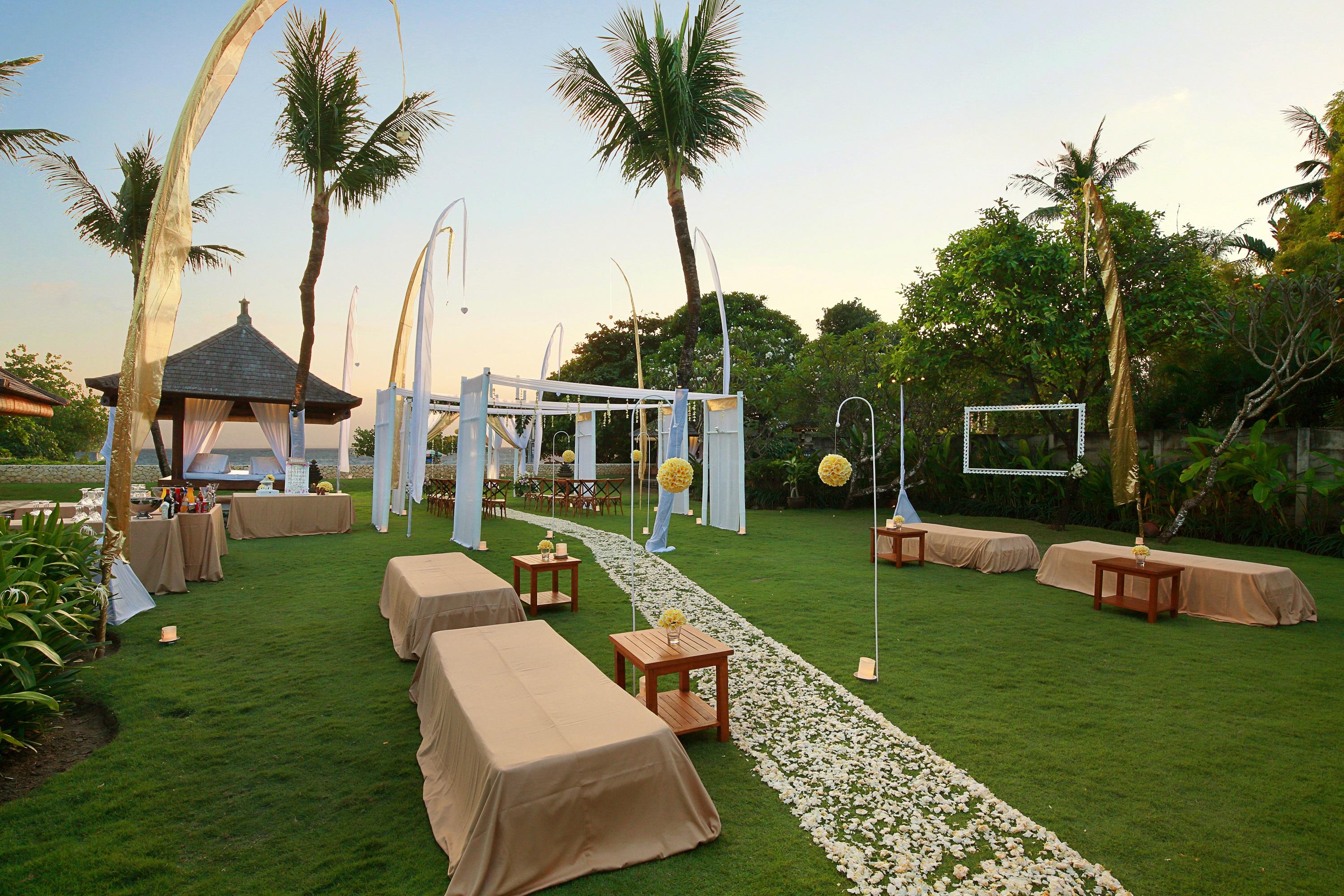 Bali Niksoma Boutique Beach Resort Легиан Экстерьер фото The lawn at the Westin Bali Resort & Spa
