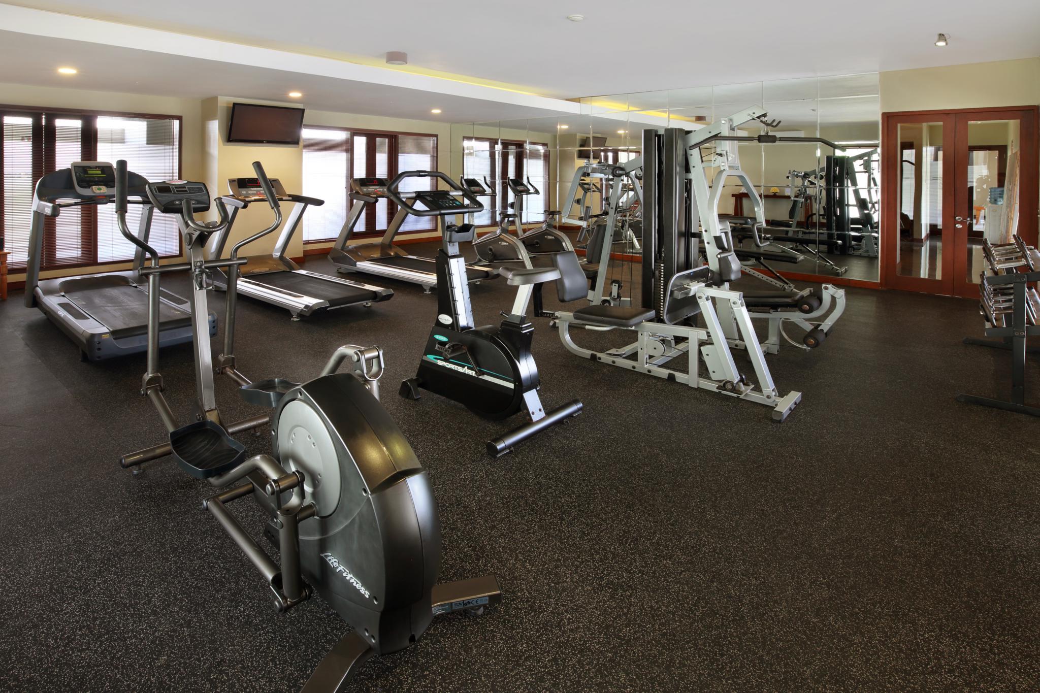Bali Niksoma Boutique Beach Resort Легиан Экстерьер фото A gym at a hotel