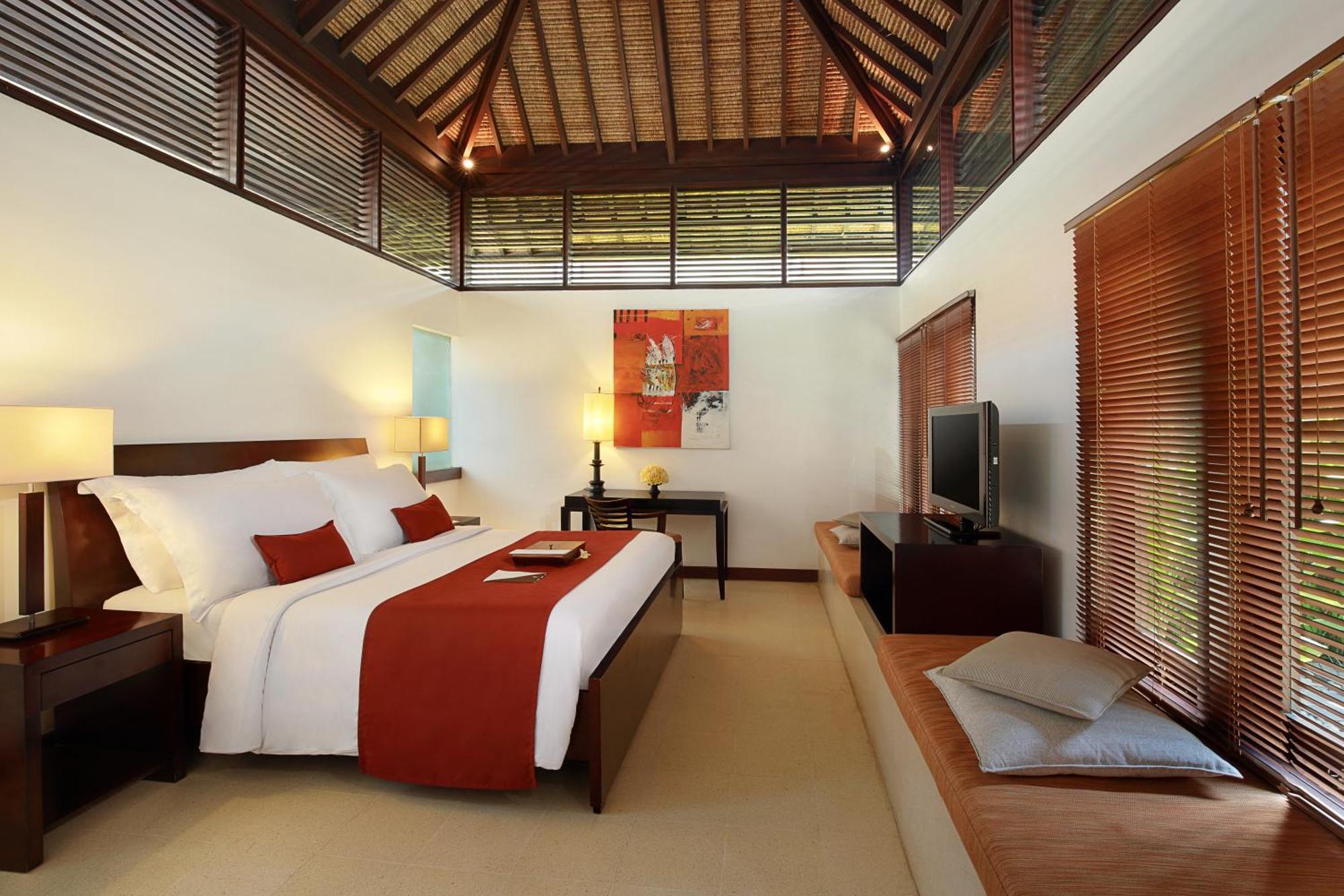Bali Niksoma Boutique Beach Resort Легиан Экстерьер фото A bedroom at the resort