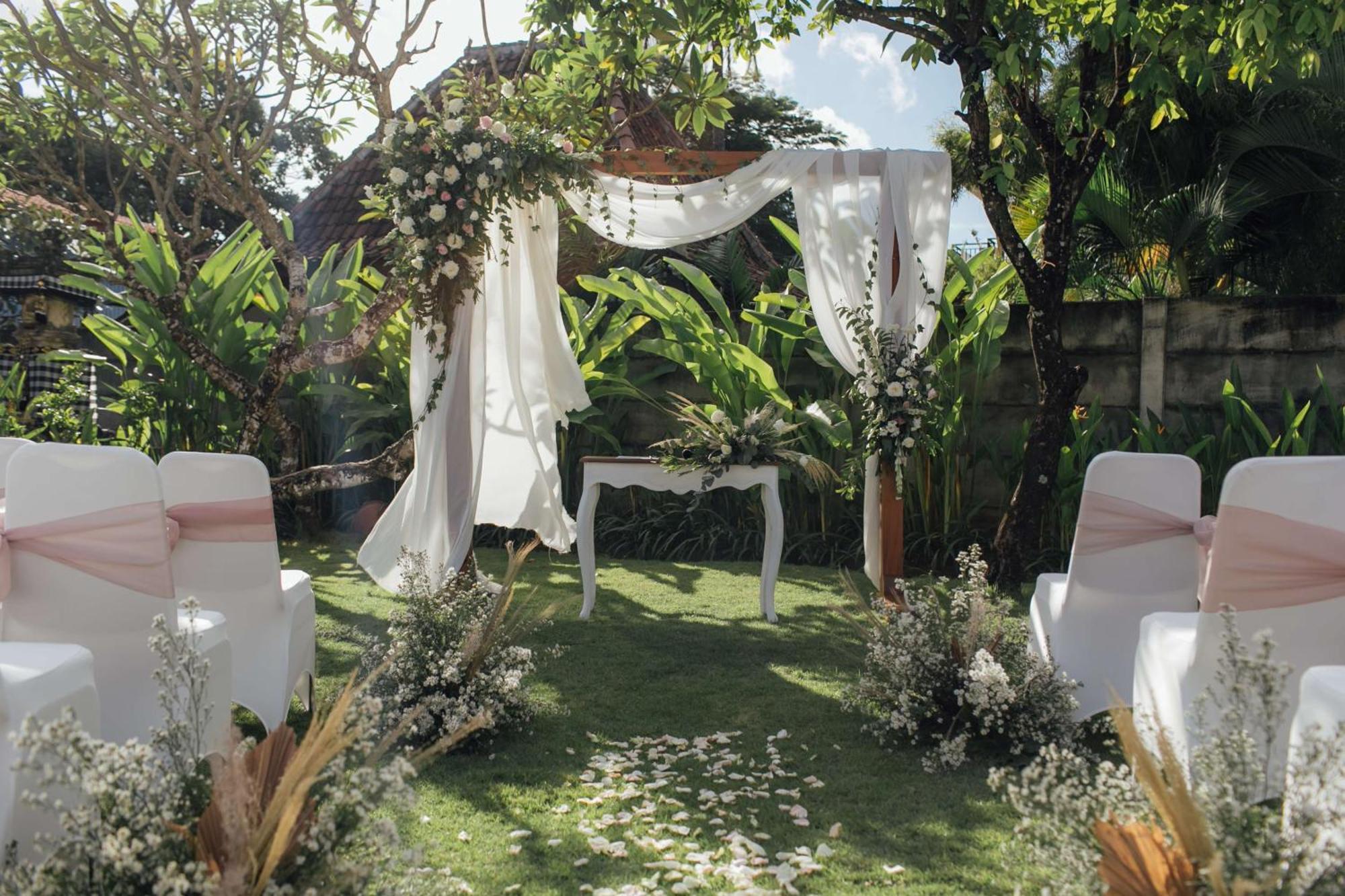 Bali Niksoma Boutique Beach Resort Легиан Экстерьер фото A wedding canopy