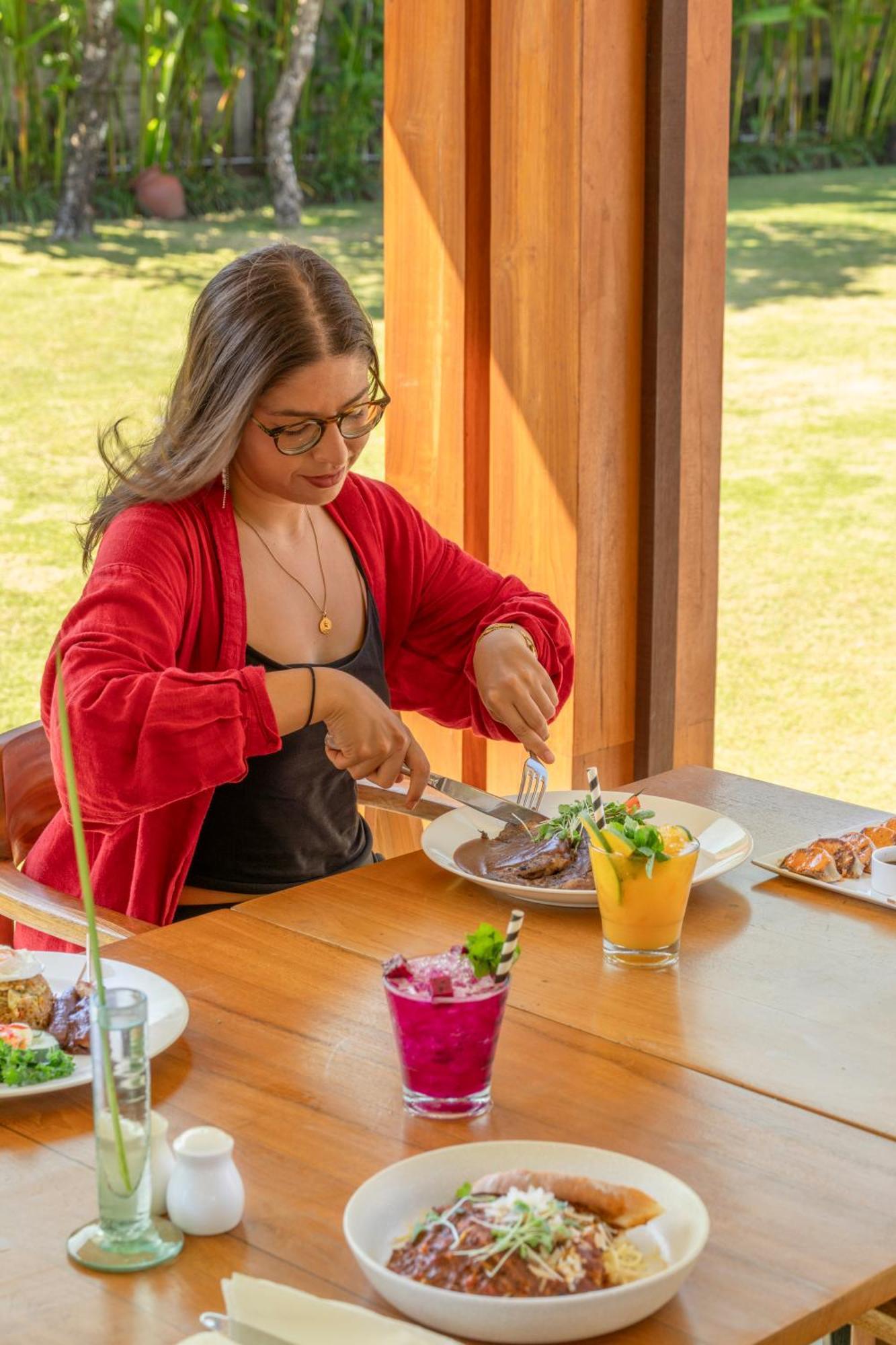 Bali Niksoma Boutique Beach Resort Легиан Экстерьер фото A woman eating a meal