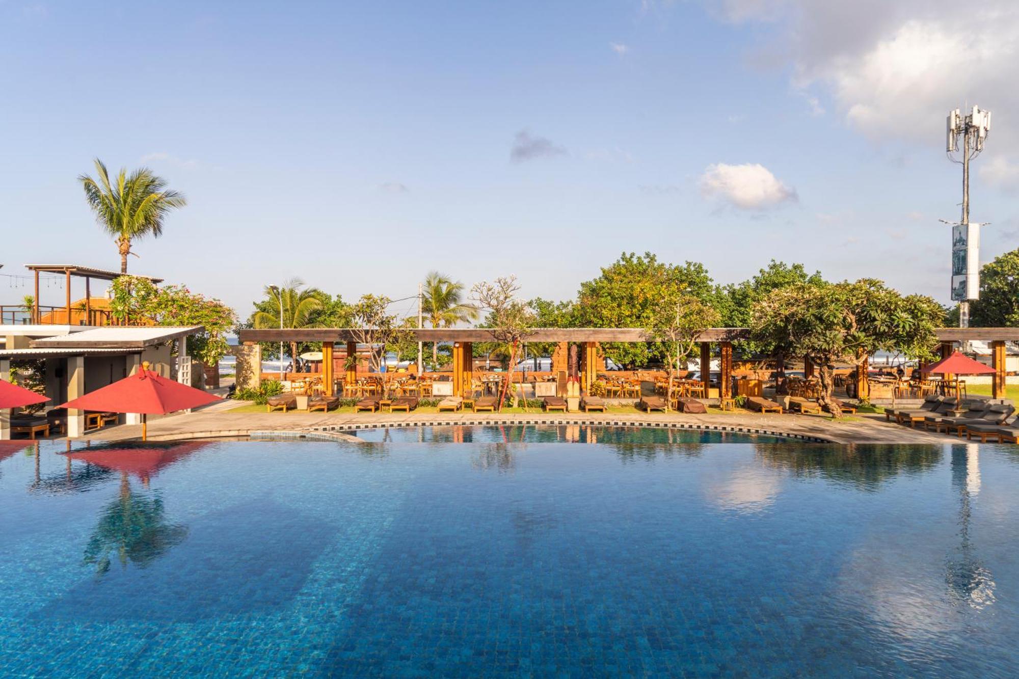 Bali Niksoma Boutique Beach Resort Легиан Экстерьер фото The pool at the hotel