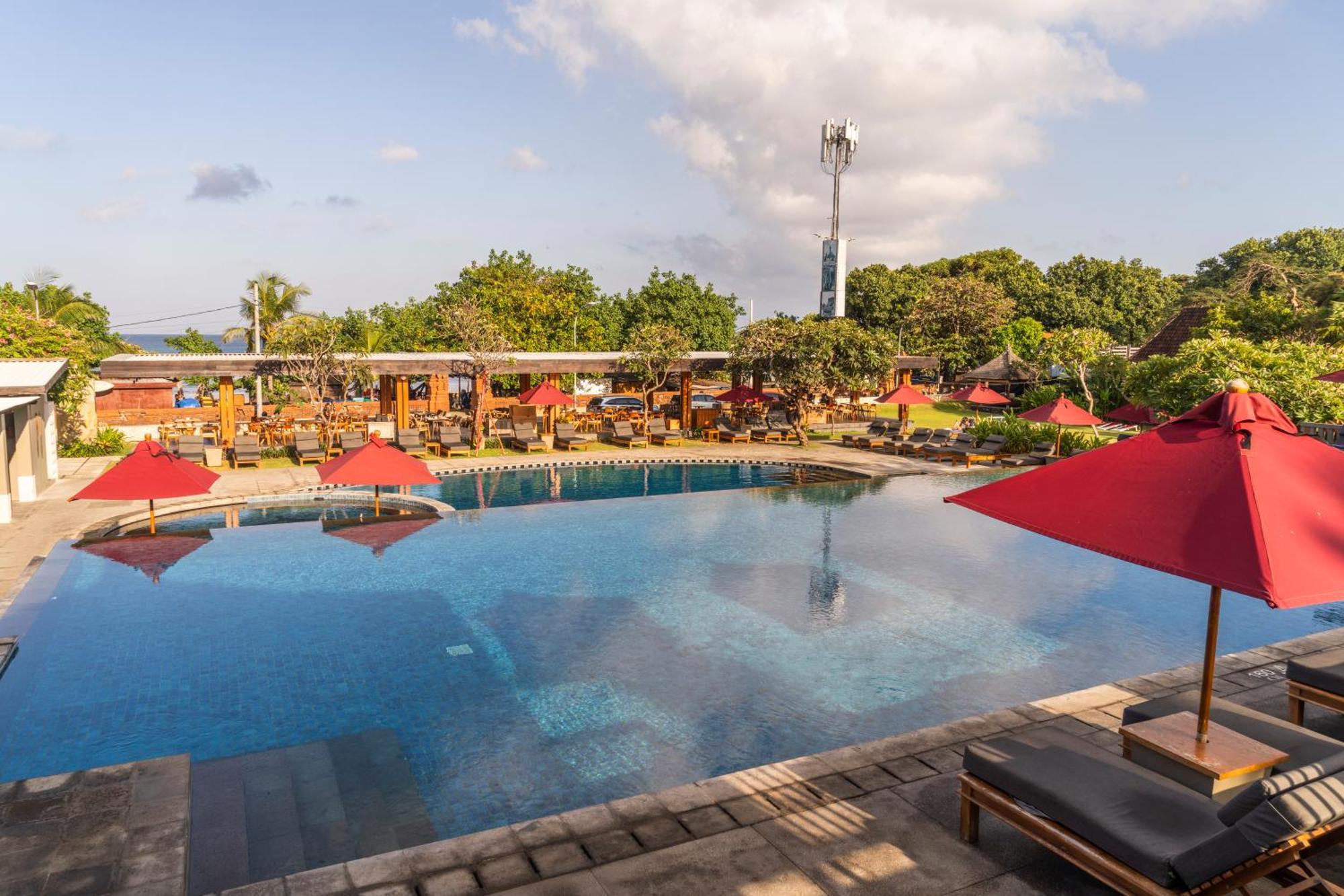Bali Niksoma Boutique Beach Resort Легиан Экстерьер фото The pool at the resort