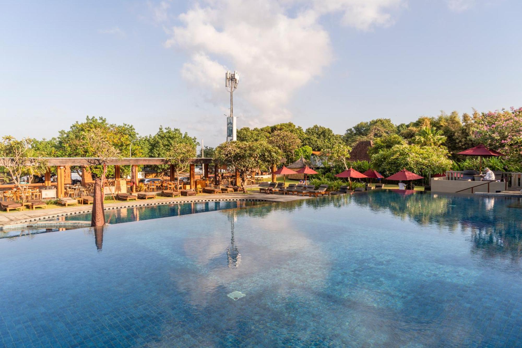 Bali Niksoma Boutique Beach Resort Легиан Экстерьер фото The pool at the resort