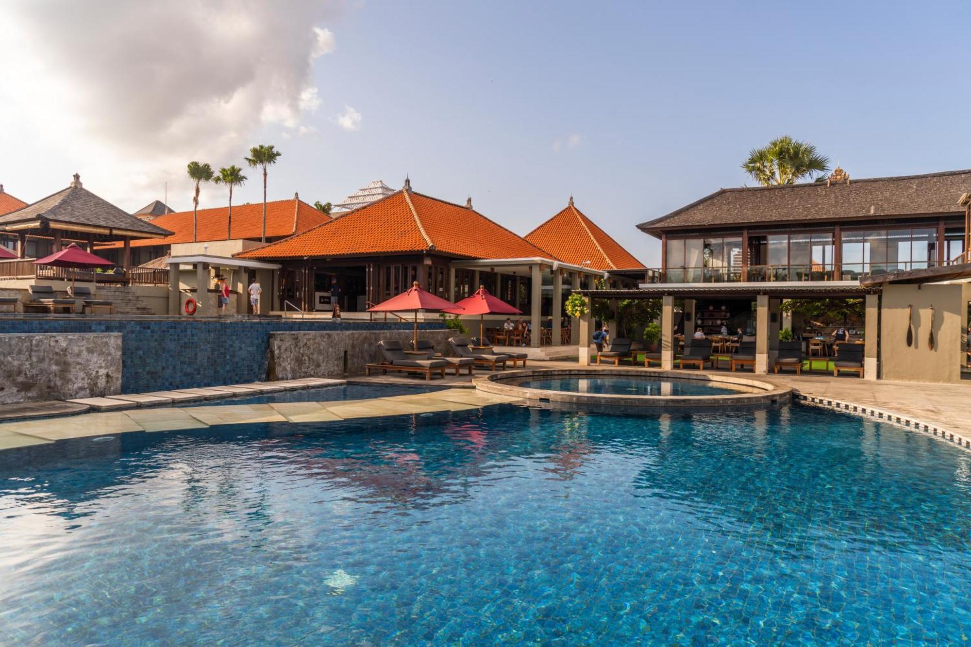 Bali Niksoma Boutique Beach Resort Легиан Экстерьер фото The resort's swimming pool