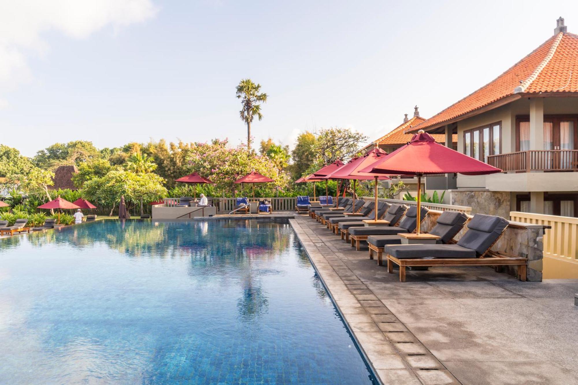 Bali Niksoma Boutique Beach Resort Легиан Экстерьер фото The swimming pool at the hotel
