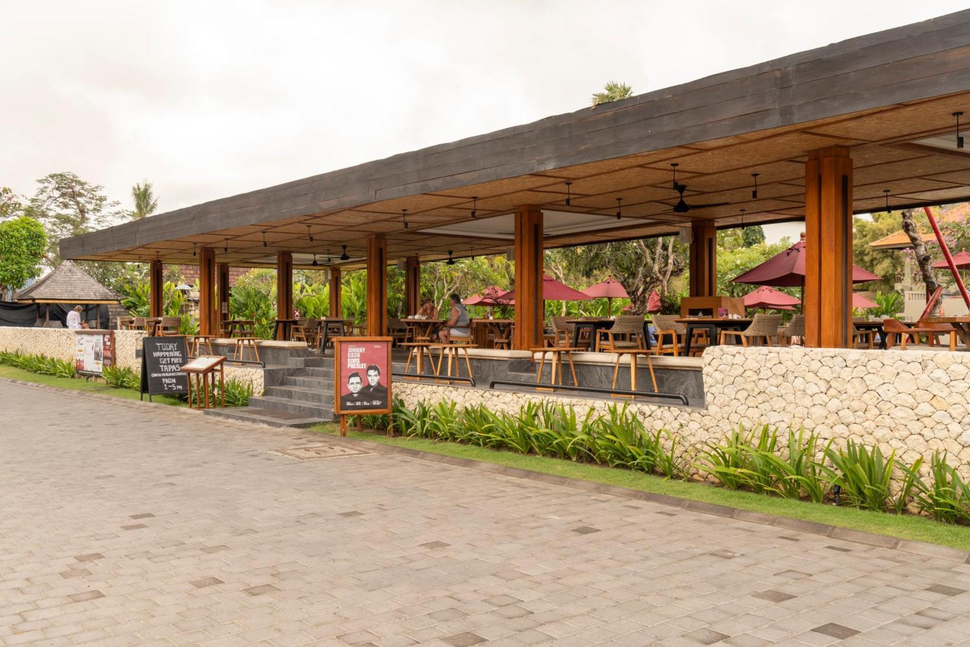 Bali Niksoma Boutique Beach Resort Легиан Экстерьер фото The restaurant at the resort