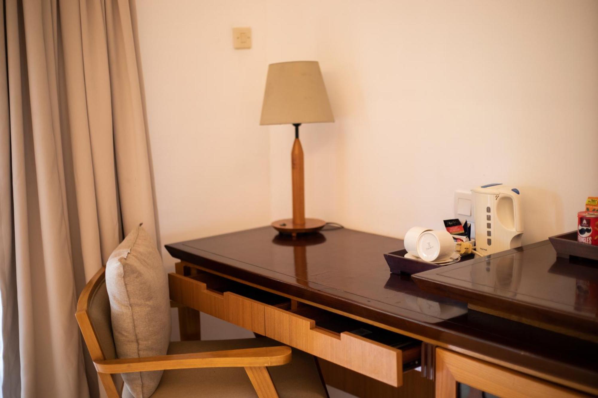Bali Niksoma Boutique Beach Resort Легиан Экстерьер фото A table lamp