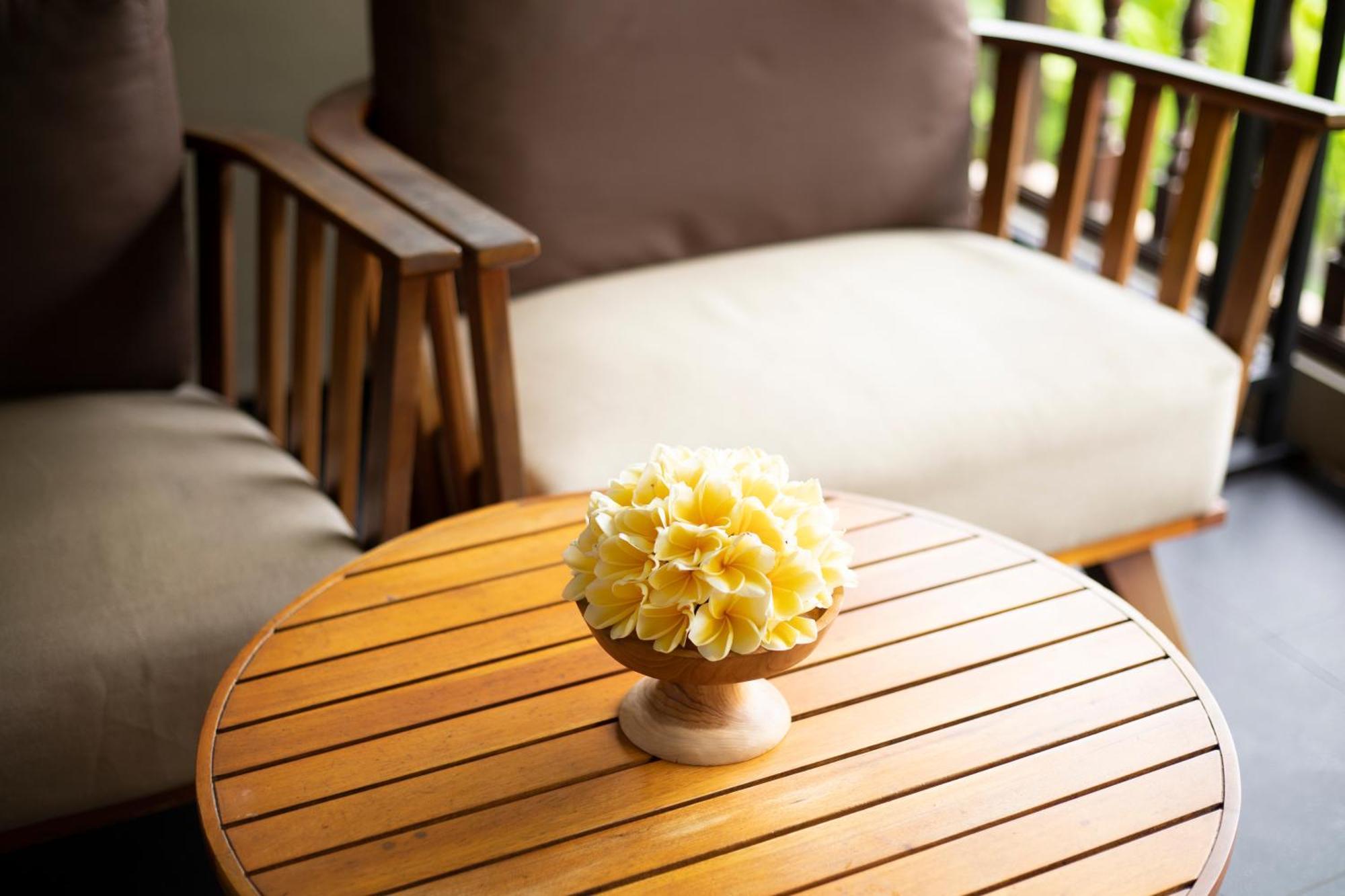 Bali Niksoma Boutique Beach Resort Легиан Экстерьер фото A wooden table