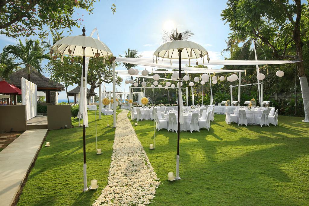 Bali Niksoma Boutique Beach Resort Легиан Экстерьер фото The lawn at the Intercontinental Resort Bali